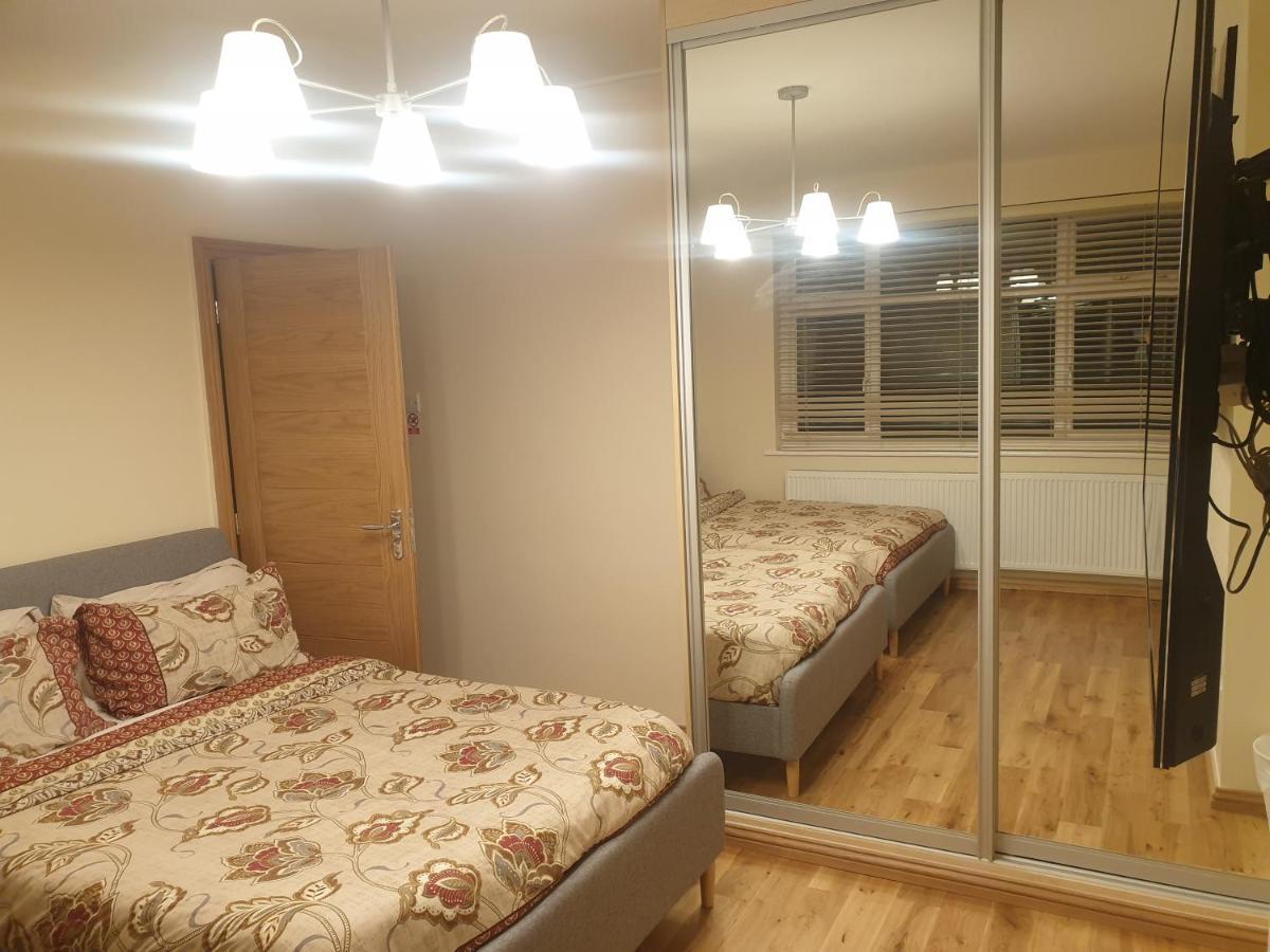 London Luxury 3 Bedroom Flat 1Min Walk From Underground, With Free Parking Sleeps X10 Dış mekan fotoğraf